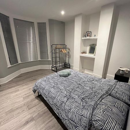 Apartamento Cozy Two Bed In Brixton Next To Station Londres Exterior foto