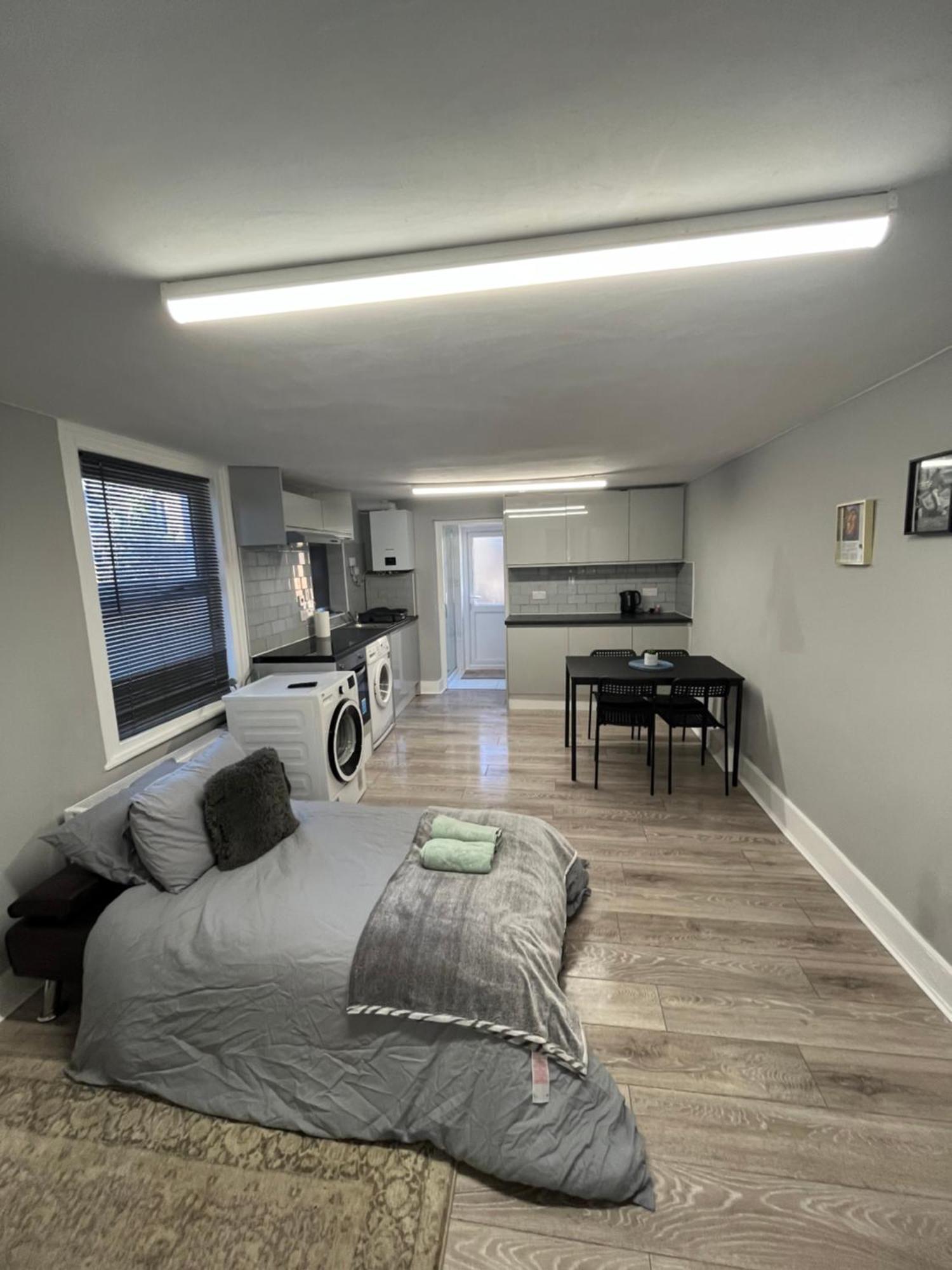 Apartamento Cozy Two Bed In Brixton Next To Station Londres Exterior foto