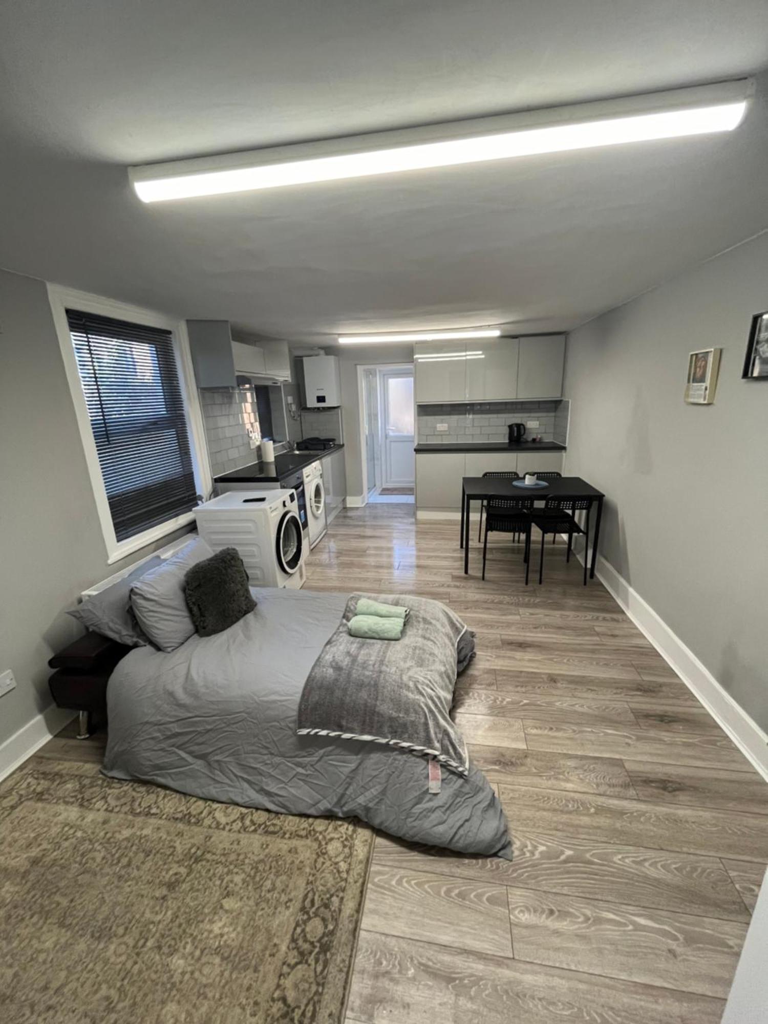 Apartamento Cozy Two Bed In Brixton Next To Station Londres Exterior foto